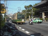 京福電鉄嵐山線（らんでん）と広隆寺の門