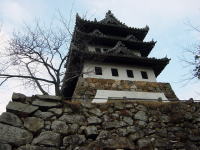 洲本城天守閣。昭和３年竣工。それはそれでなかなか古い。
