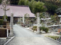 高蔵寺。隣に同じぐらい立派な家があって、それたぶん住職さんの家。