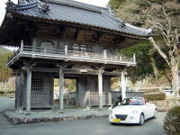 高蔵寺の山門。いわくありげでいい感じ。