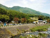 道志川の橋の上から道の駅どうし。