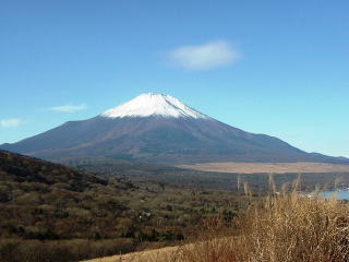 三国峠から富士山と山中湖。