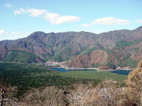 西湖と鍵掛峠。