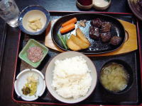鯨ステーキ(100g)定食\1,540。一切れ食っちゃってます。