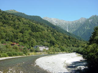 田代橋から梓川と穂高連峰。