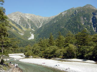 河童橋から穂高連峰。