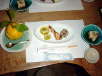 料理が始まったところ。左の甘夏は中が海鮮サラダです。