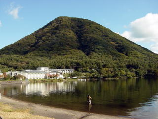 榛名湖温泉付近から榛名富士。