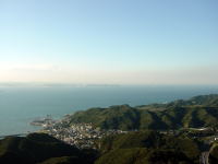 金谷港を見下ろす。三浦半島もよく見えます。