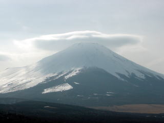 三国峠から笠かぶり富士山。