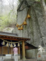 石割神社でお参り。