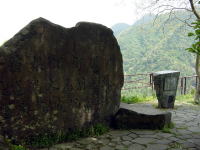 旧街道完成記念碑と小澤征爾の何かの碑