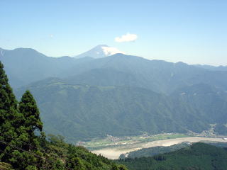 東側展望台から富士山を望む。