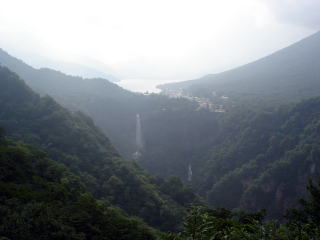 中禅寺湖と華厳の滝。かすんでますが