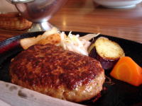 ハンバーグ。ふんわりしていて美味です。