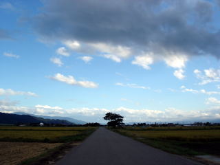 左と右をそれぞれ山並みに挟まれています