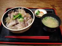 やまあらし丼。「豚丼」のイノシシ肉版ですな。