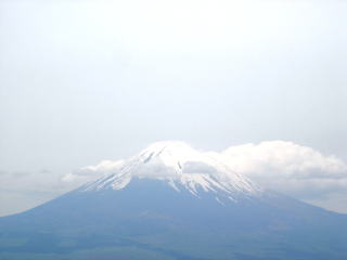 富士山の前でおにぎりを♪ぱっくんぱっくんぱっくんと
