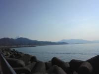 左の山の上から富士山が顔をのぞかせています。