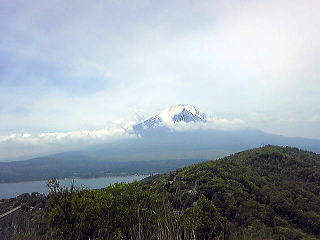 平尾山頂上より富士山と山中湖。石割山からとどう違うのか、それはあなたが考えてください