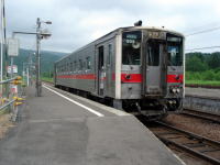 ちょうど電車(ディーゼル)が来ていました。