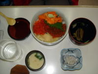 三色丼。ウニとイクラとトビッコ?