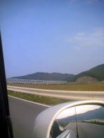 北上川沿いの爽快な道。前方は新北上大橋。